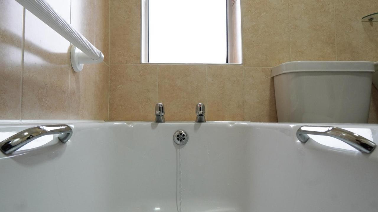 Portobello House - Four Bedroom House Perfect For Contractors - Sleeps 6 - Free Parking Вулвергемптон Екстериор снимка